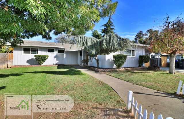 155 Mary Lane - Two Spacious Living Rooms with Wood Burning Stoves, Red Bluff Property Gallery 2