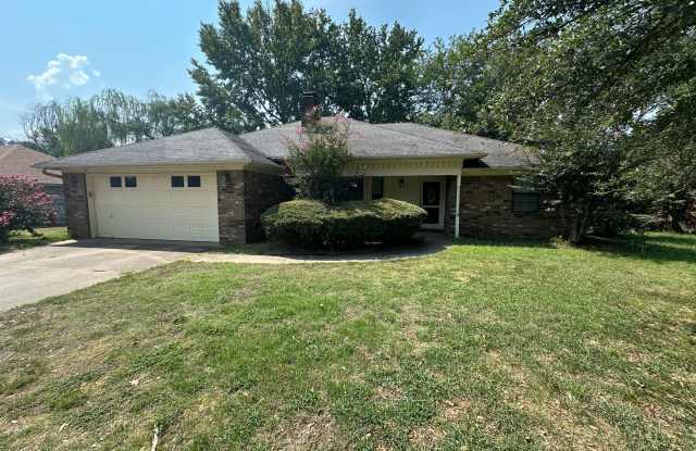 Welcome to this charming 3-bedroom, 2-bathroom home located on the desirable west side of Russellville, AR. photos photos