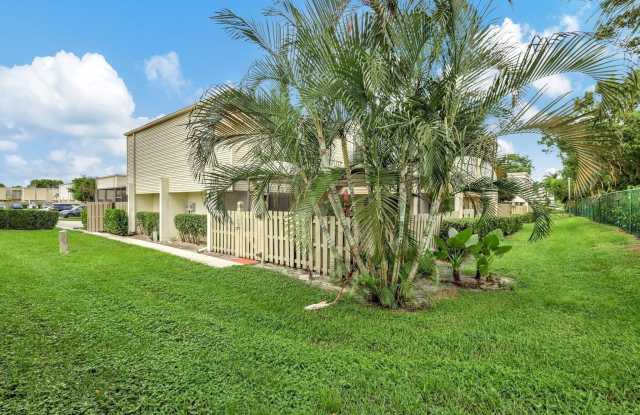 1558 Shaker Circle Gallery 1