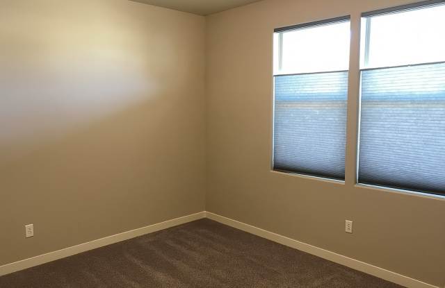 Gorgeous single-level 3x2 with fully fenced yard, AC, and soaking tub. Gallery 4