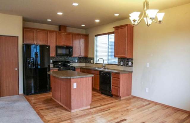 Spacious and Modern 4-Bedroom Home in Everett photos photos