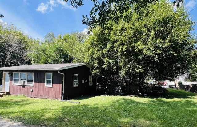 Charming 2-Bedroom Home Near Downtown Iowa City Gallery 3