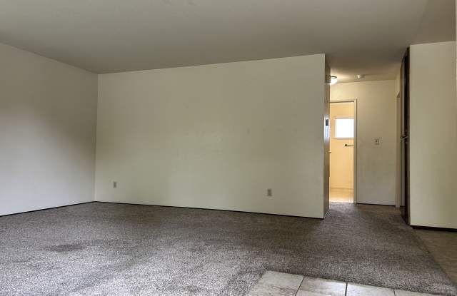 3255 Holly Dr Apt A Gallery 2