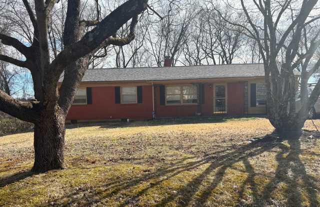 Cozy 4BR One Level Home with Extra Storage and Covered Deck in Knoxville photos photos
