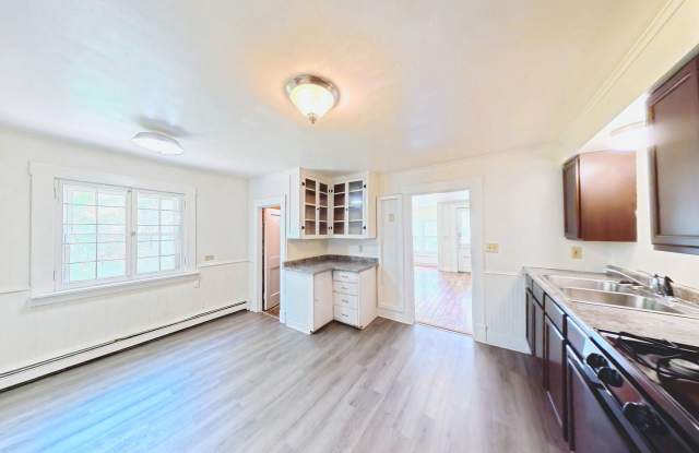 5BR/1.5BA House near UVM (312 Colchester Ave) Gallery 1