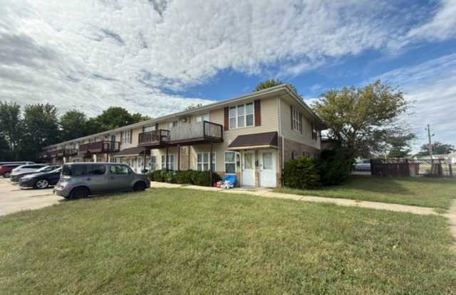 Spacious 2 Bed / 2 Bath Apartment Near EIU Campus Gallery 1