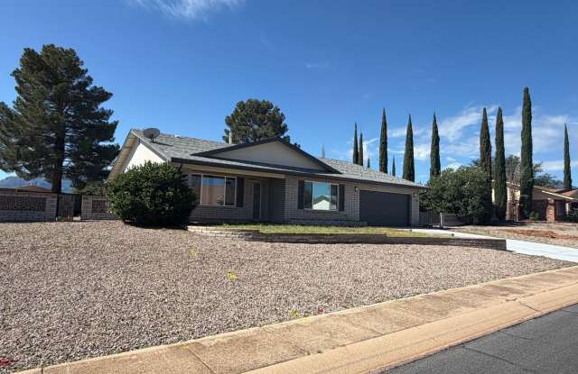 Large Home on Large Lot/Pet Friendly Home Gallery 1