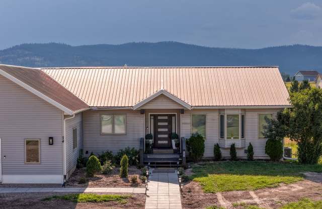 Spacious Furnished Home with Mountain Views and Room to Enjoy photos photos