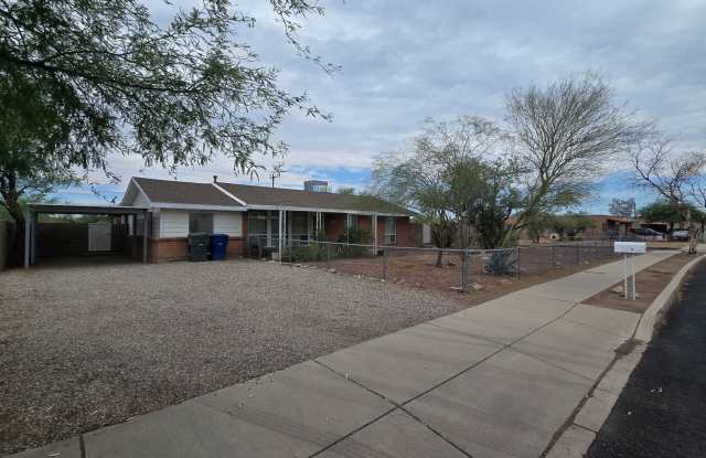 Beautiful 3 bed/ 1 bath home on large lot with walled and fenced front and back yard! Gallery 3