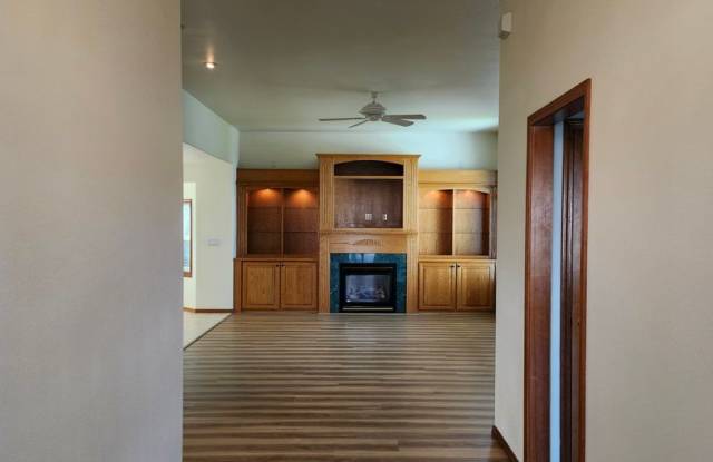 Golf Course Living! 3 bed + office, 3 Car Garage! Gallery 4