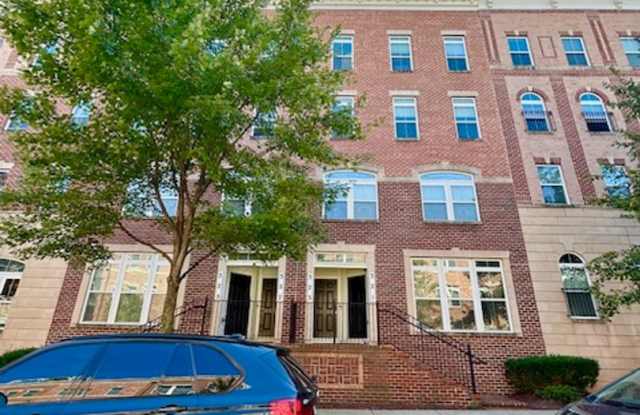 Large Townhome with Garage - Lovely Gaithersburg Living Gallery 1