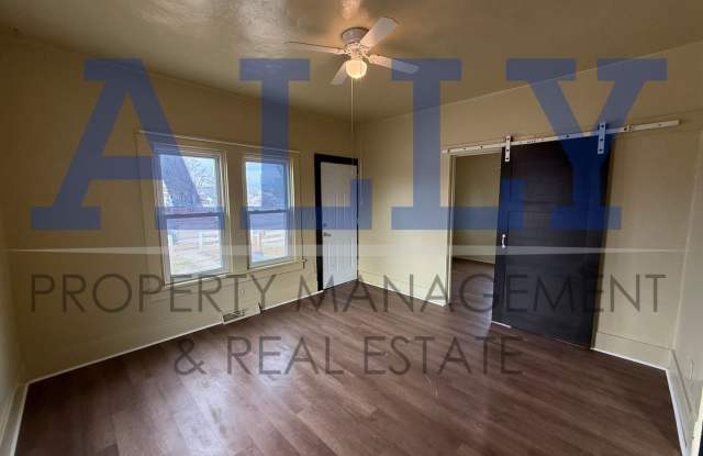 Pet-friendly home with bonus rooms! Gallery 3