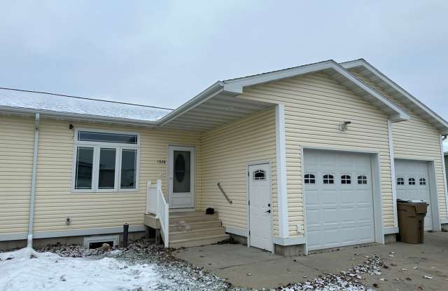 4 Bedroom Townhome - 1928 28th Street Southwest, Minot, ND 58701