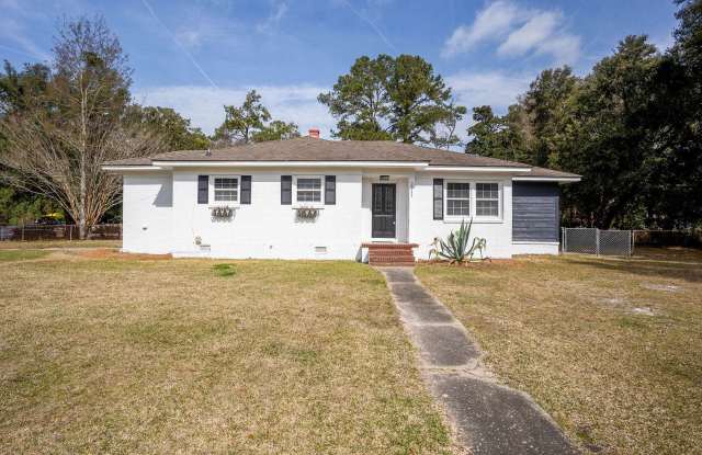 Mossy Oaks Renovated Home - 2511 Waverly Way, Beaufort, SC 29902