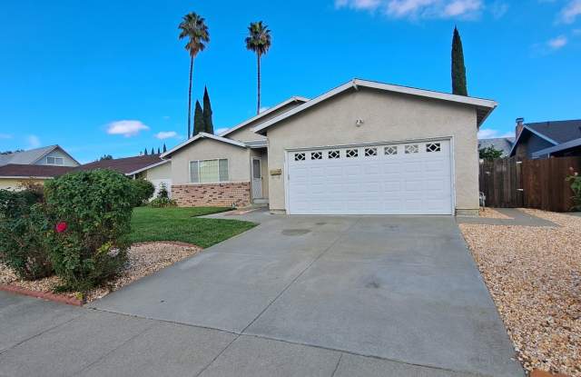 Wow this Charmer has 4 Bedrooms with 2 Primary Bedrooms w/Full Bathrooms - 355 Spindrift Way, Vacaville, CA 95687