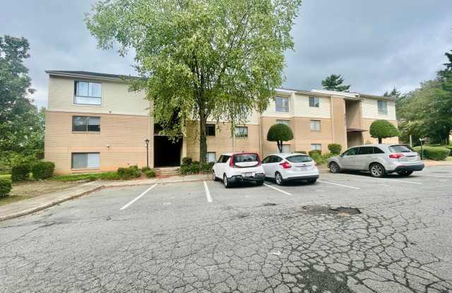 Top-floor 2-bedroom, 2-bath residence in Charlotte Gallery 1