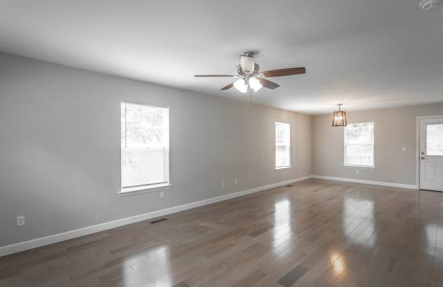 3 Bedroom Home Near Northshore and Red Bank | Back Deck & Spacious Yard Gallery 4