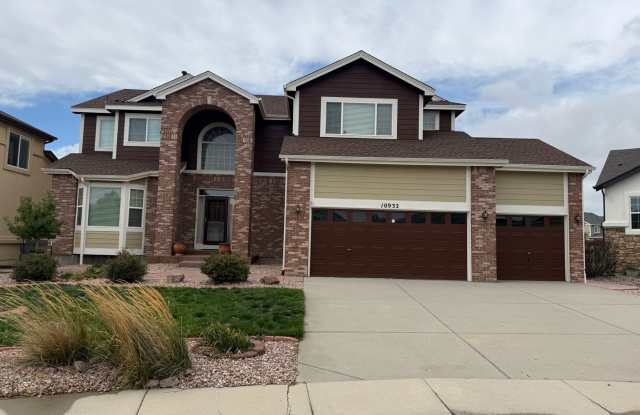 Spacious 5-Bedroom Home with Great Outdoor Living Gallery 3