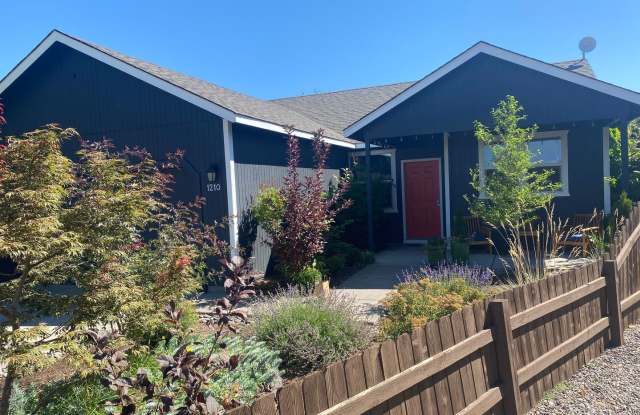 Single level home located in Redmond! RV Parking! Beautiful private gardens! photos photos
