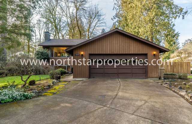Ideal Location in Lake Grove Gallery 1
