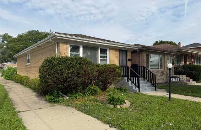 Updated 3-Bedroom Home with Rear Parking Gallery 3