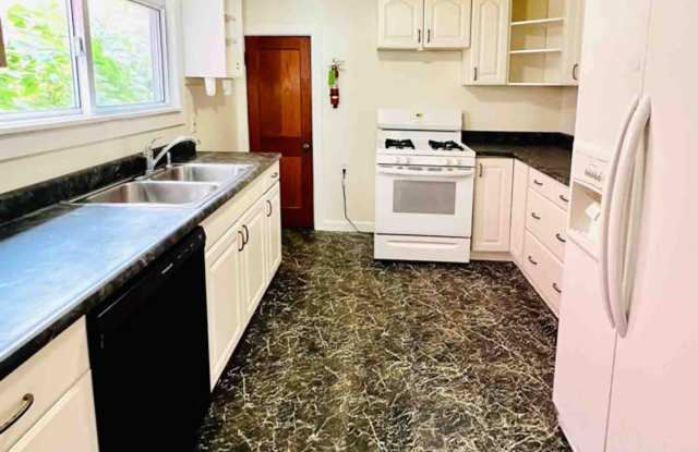 5 Bedroom, 2 Bathroom House in Downtown Burlington with Off-Street Parking  Washer/Dryer included! Gallery 2