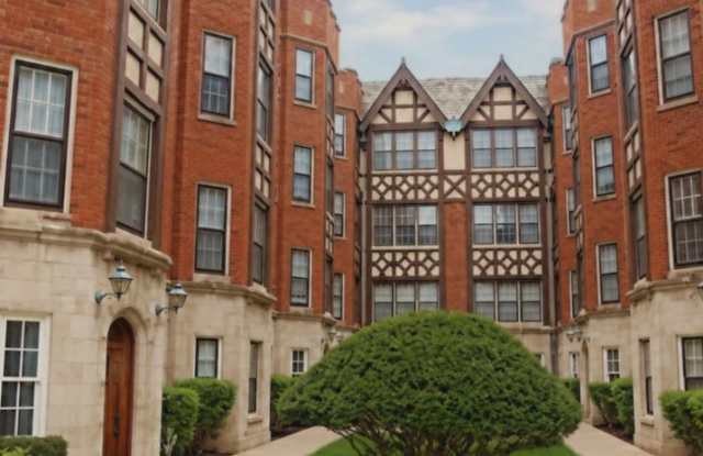 East Rogers Park Two Bedroom~ Cats Welcome~ Historic Building ~ Close to the Lake Gallery 1