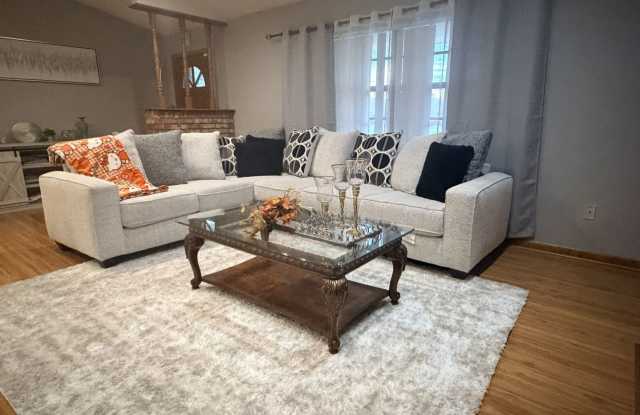 SPACIOUS 3 BR 2 BATH HOME WITH ADDED AIR CONDITIONED SPACE IN GARAGE Gallery 3