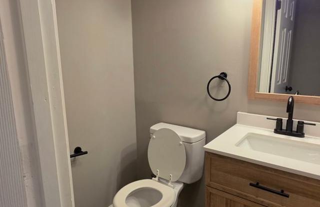 4-Bedroom, 1 Bath  Single Family for Rent in Kansas City, MO |  1-Car Garage Parking & Fenced backyard Gallery 4