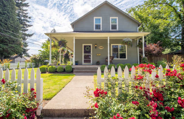 Coming soon! Large historic farmhouse- 5 bed / 4 bath photos photos