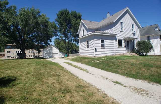 Cozy 2 Bedroom 1 bath Upstairs with Garage Gallery 3