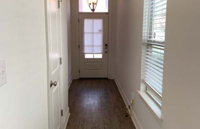 Home for Lease in Shadowbrook Lakes on the Lake. Gated community! 3BD/2.5BA + Loft Bonus Area Gallery 3