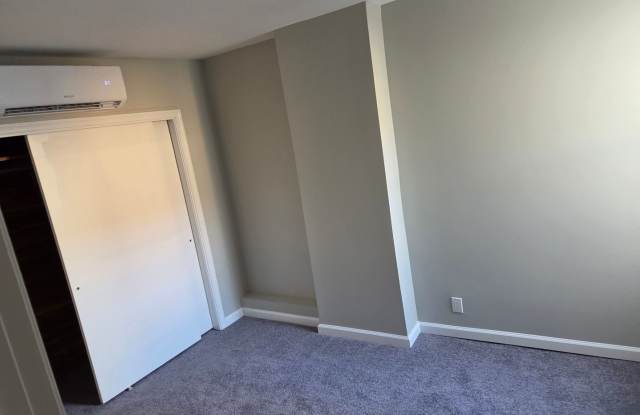 Fully renovated three bedroom townhouse Gallery 4