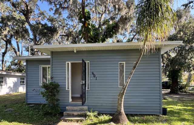 FOR RENT!! CUTE AND COZY BUNGALOW STYLE 3 BEDROOM 1 BATH SINGLE FAMILY HOME... photos photos