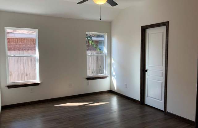 1324 Austin Street Gallery 4