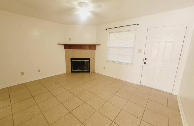 LOVELY NW 3/2 w/ Huge Fenced Yard, Washer/Dryer, & Solid Floors Throughout! Avail NOW for $1600/month! Gallery 4
