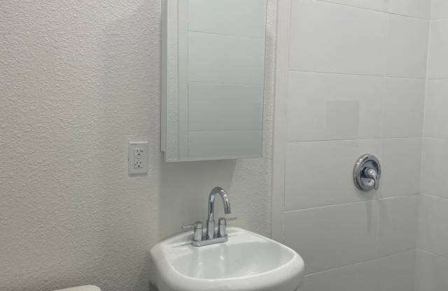 1119 GUADALUPE ST | Renovated Studio Gallery 3