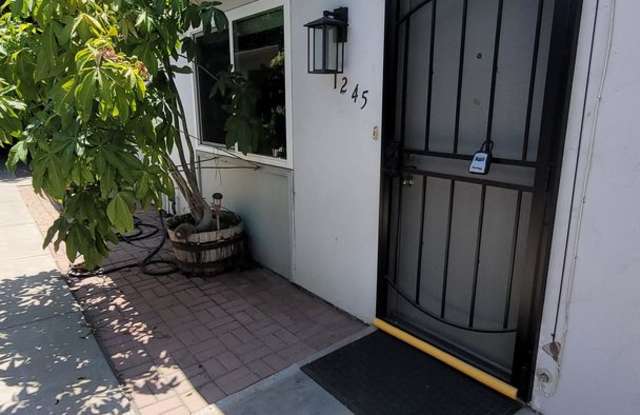 Renovated 2 Bed / 1 Bath photos photos