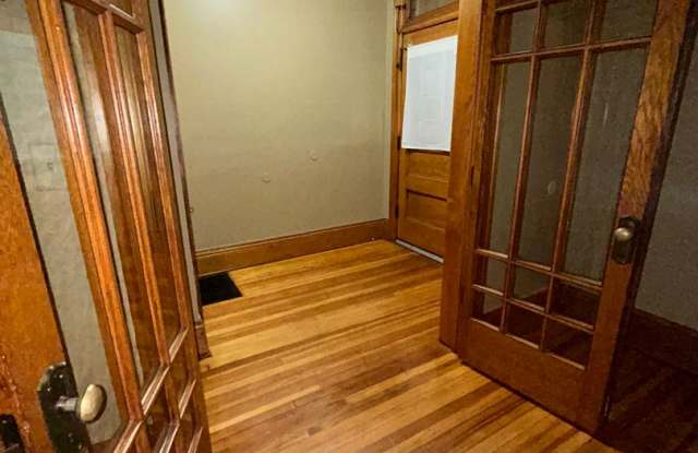 Beautiful 2 Bedroom Townhouse! - 556 South 26th Avenue, Omaha, NE 68105