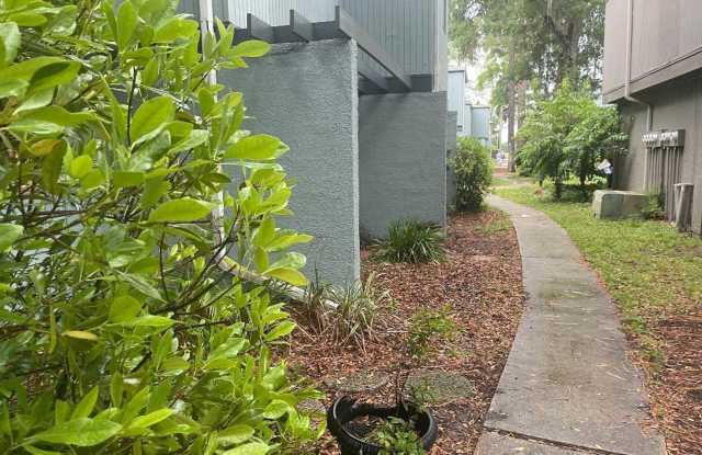 Townhouse close to shopping! Discount of 1/2 month's rent offered! photos photos
