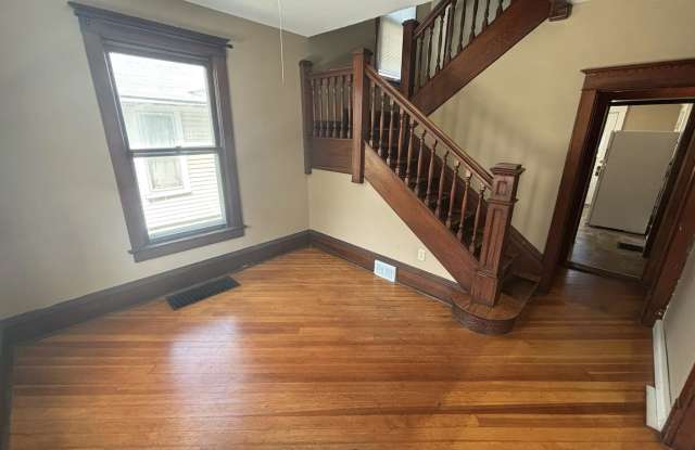 Available August 1st, 5 bedroom, 2 bathroom, Off Street Parking Included! Gallery 3