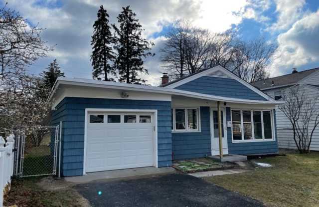 Single Family Home for rent with 3 bed 1 bath. 1 Car garage Gallery 3