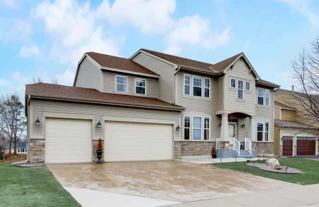 Grand 5 bed 4.5 bath Maple Grove Home w/ 3-Car Garage! Fully Furnished Gallery 3