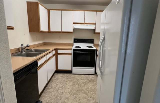 Tri-level 2 Bedroom, 1.5 Bathroom Duplex - Located near Sky Lakes and Oregon Tech! Gallery 4