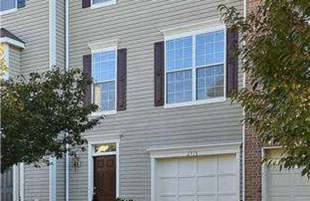 2474 CLOVER FIELD CIRCLE - 2474 Clover Field Circle, McNair, VA 20171
