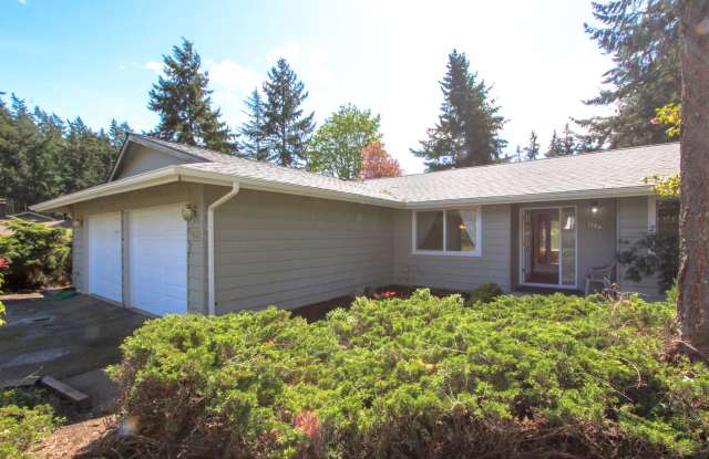 Beautiful Spacious Rambler in Kirkland! Glossy Hardwood Floors, Tons of Sunlight, and 1,790 sqft! Available May 1st! TOUR TODAY!!!! - 7435 Northeast 120th Street, Kirkland, WA 98034