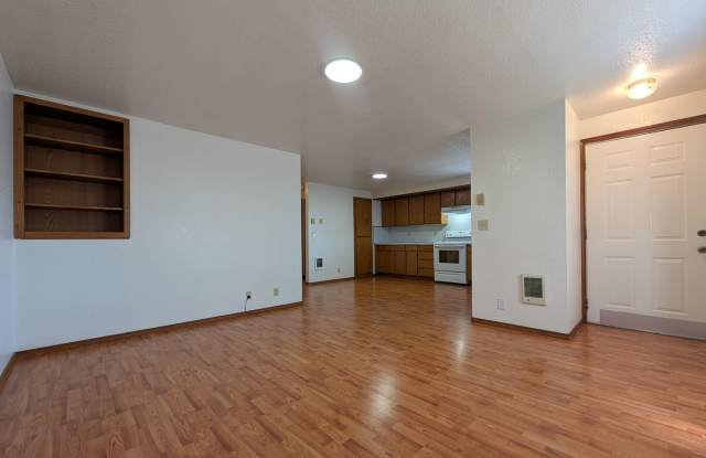 Spacious upstairs 2-Bedroom, 1-Bath Apartment in Springfield 4-Plex! photos photos