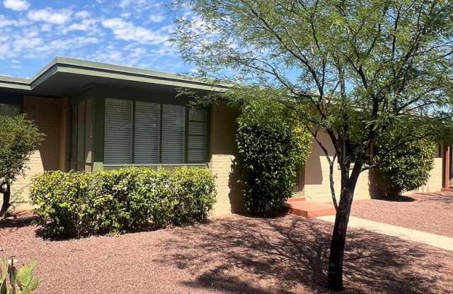 Comfortable  Cozy 2 Bedroom Townhome Walking Distance to Reid Park photos photos