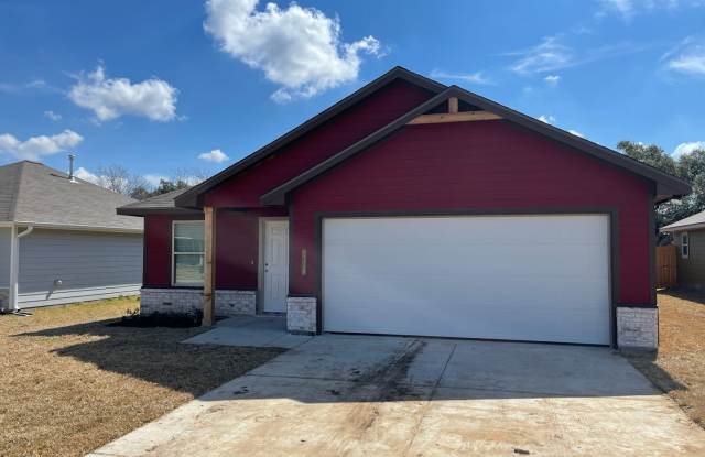 Bryan -3 bedroom / 2 bath / 2 car garage / Large fenced in back yard. Gallery 3
