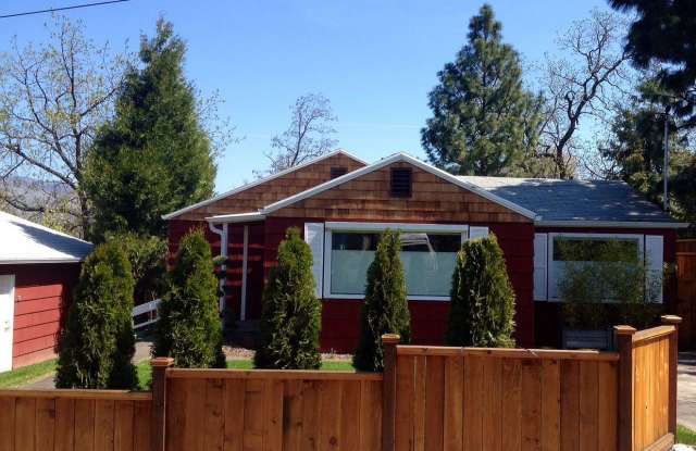 Lovely 3 Bedroom Home with Large Fenced Yard in Ashland photos photos